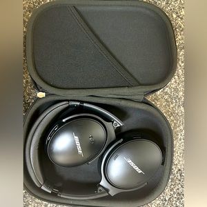 BOSE QC45 headphones . 2 weeks olds new condition